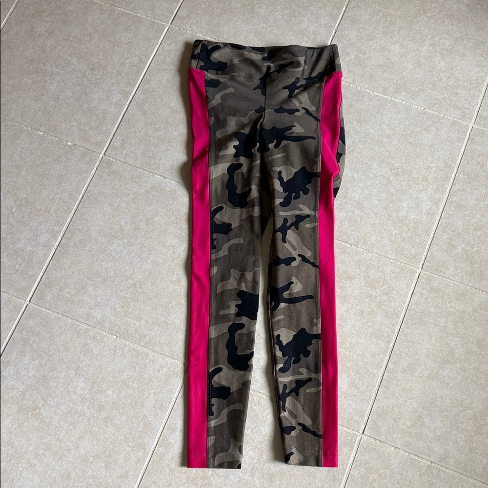 Koral camo leggings with pink stripes on the side size XS